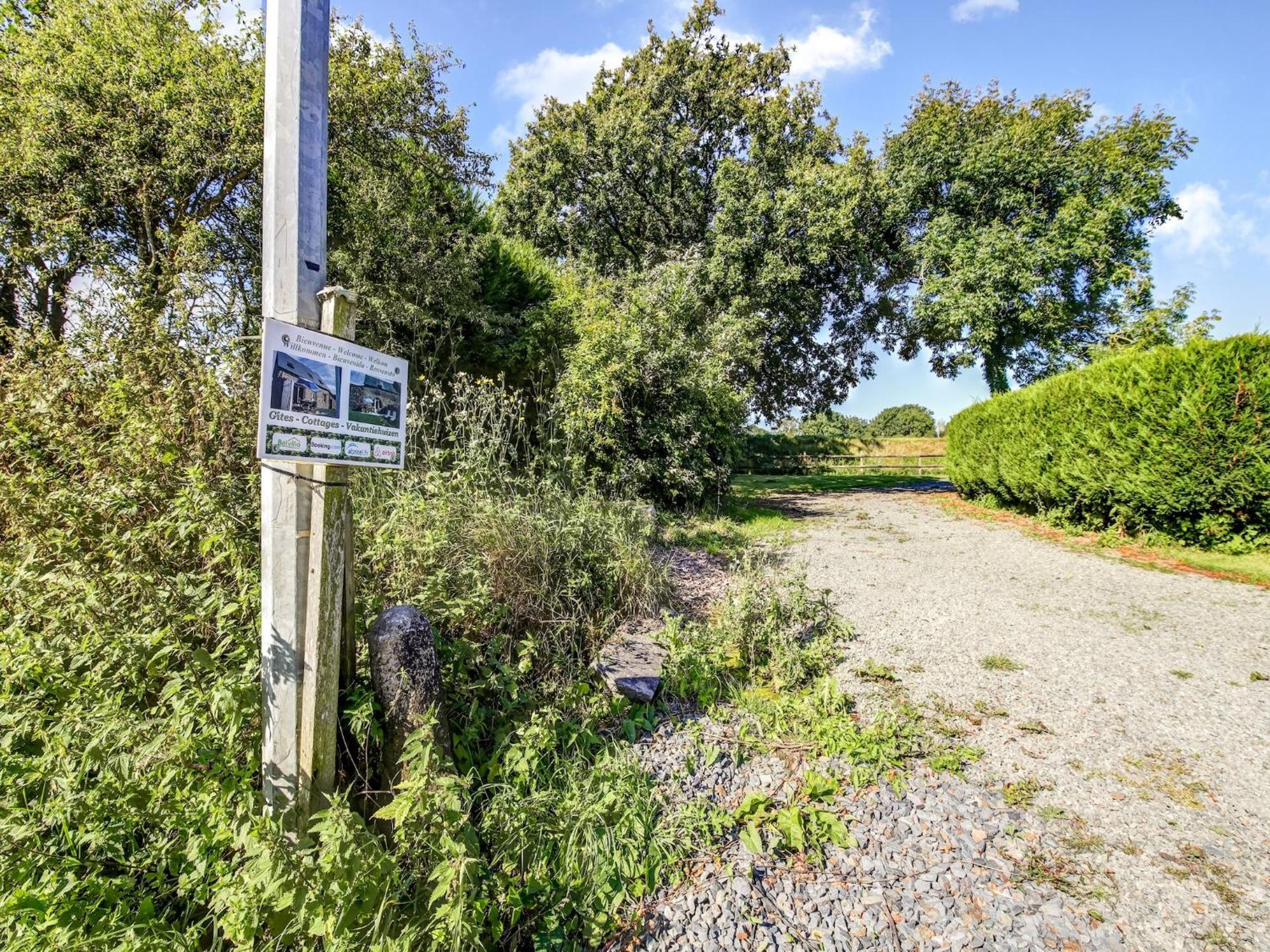 Holiday Home With Garden In Brainville Kültér fotó