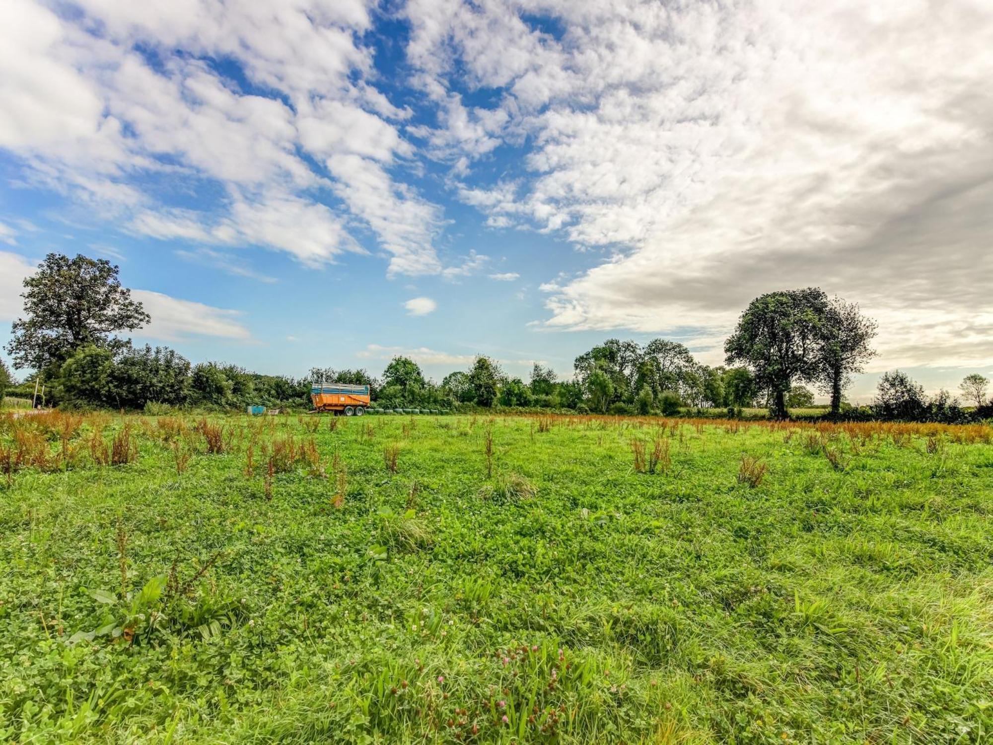 Holiday Home With Garden In Brainville Kültér fotó