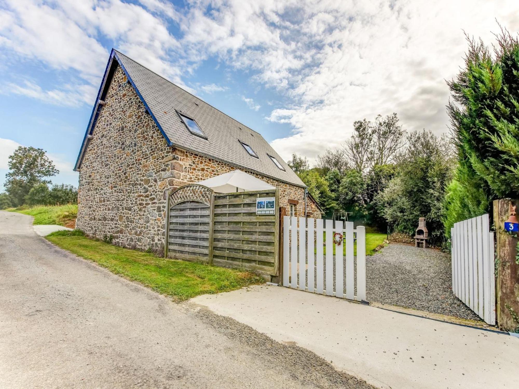 Holiday Home With Garden In Brainville Kültér fotó