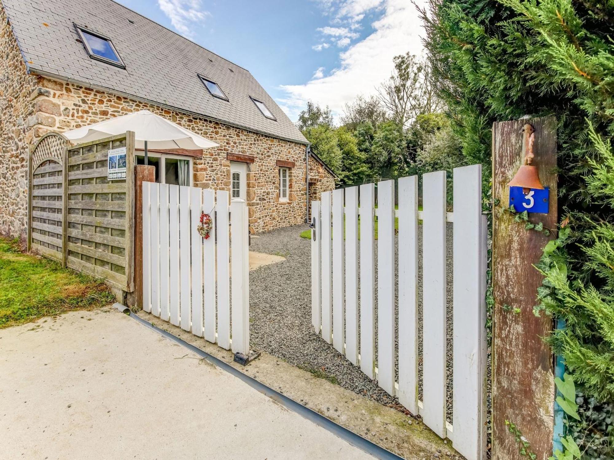 Holiday Home With Garden In Brainville Kültér fotó