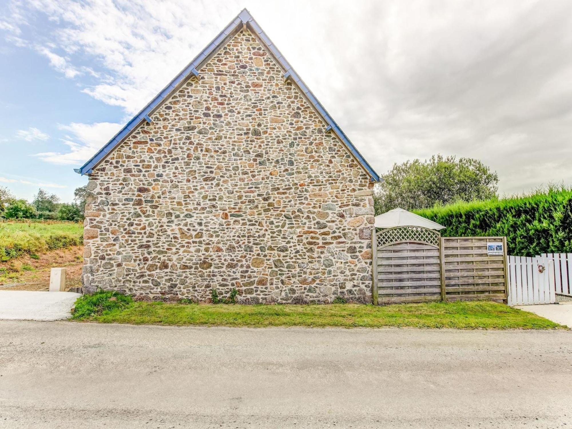 Holiday Home With Garden In Brainville Kültér fotó