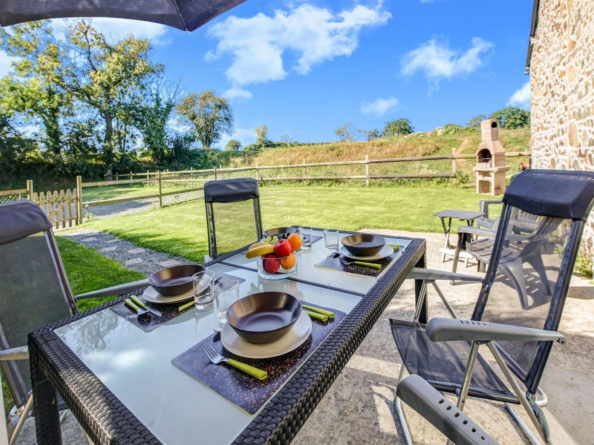 Holiday Home With Garden In Brainville Kültér fotó