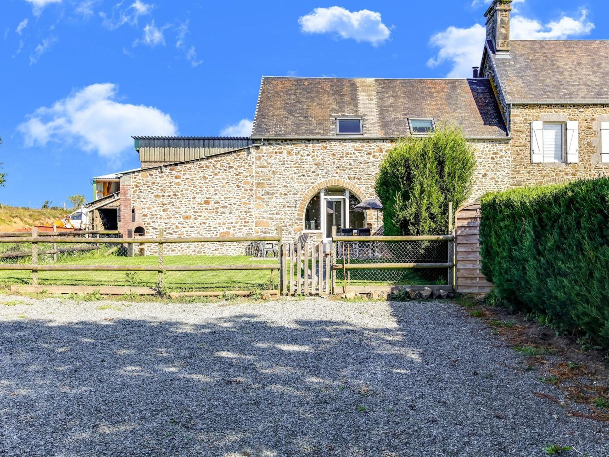 Holiday Home With Garden In Brainville Kültér fotó